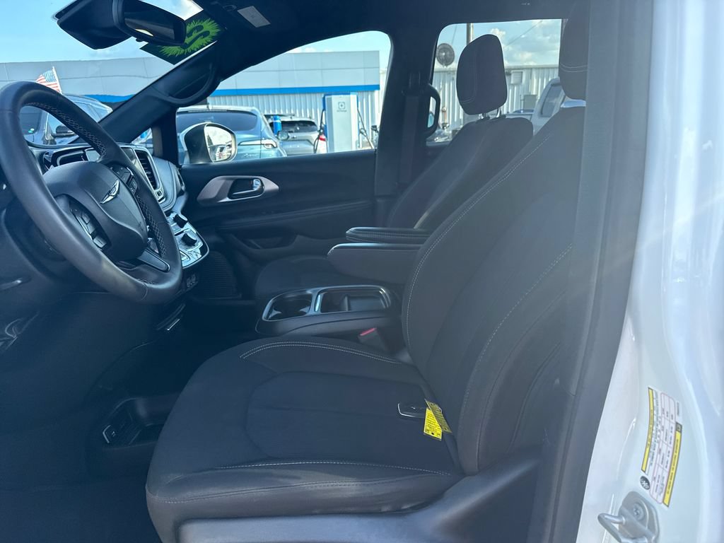 Used 2023 Chrysler Pacifica Touring FWD image 14