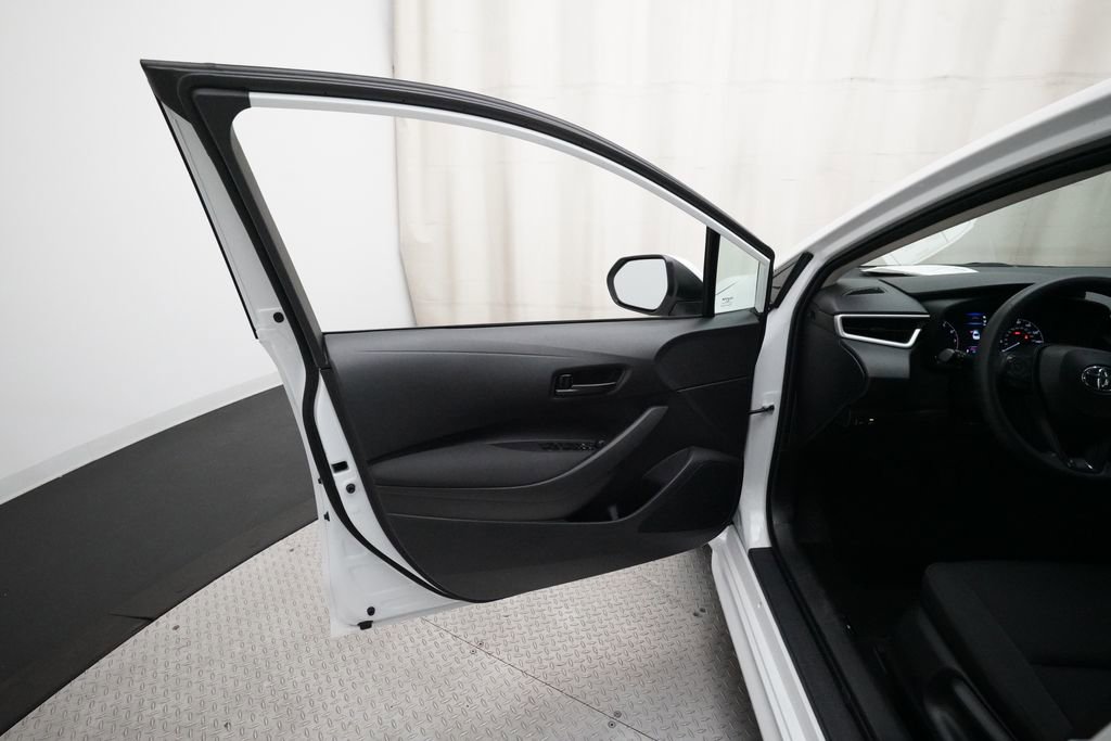 Used 2025 Toyota Corolla LE FWD image 27