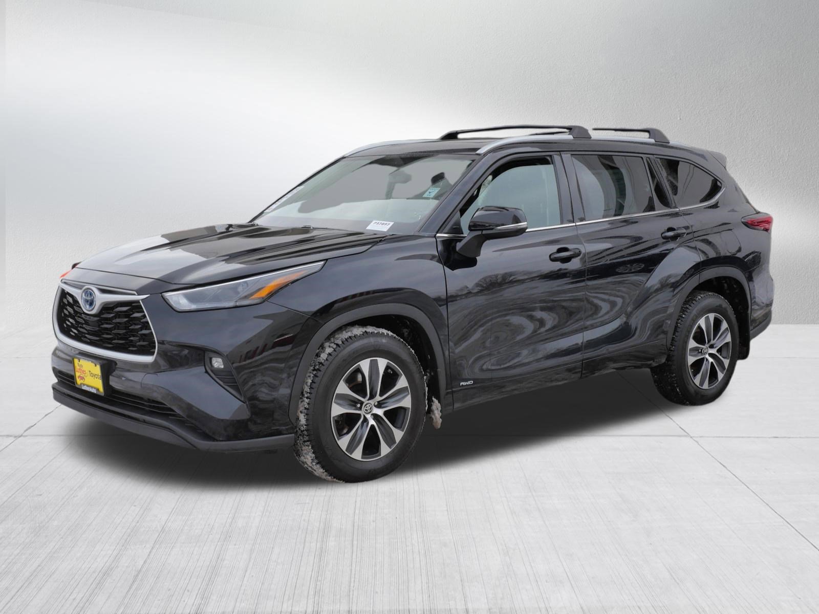 Used 2022 Toyota Highlander XLE image 3