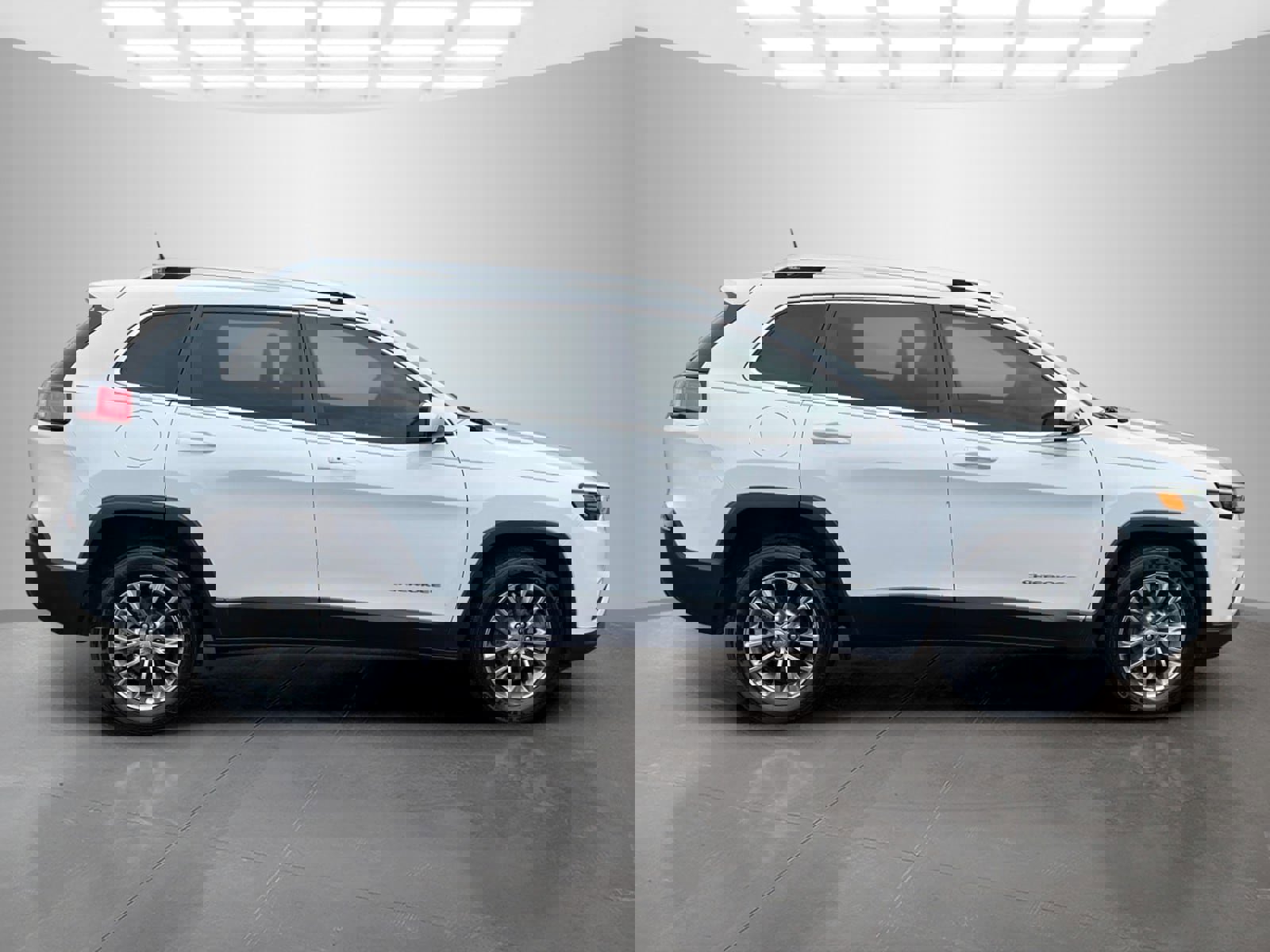 Used 2020 Jeep Cherokee Latitude Plus image 3