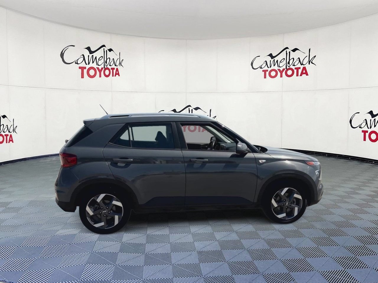 Used 2025 Hyundai Venue SEL FWD image 4