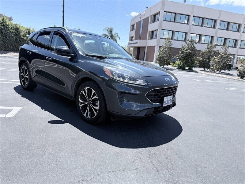 Used 2022 Ford Escape SE w/ SE Sport Appearance Package FWD image 2