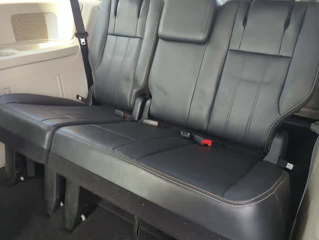 Used 2014 Chrysler Town & Country Touring FWD image 19