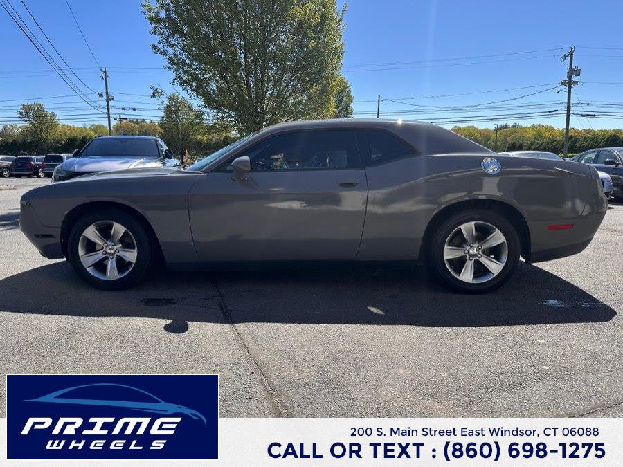 Used 2017 Dodge Challenger SXT RWD image 4