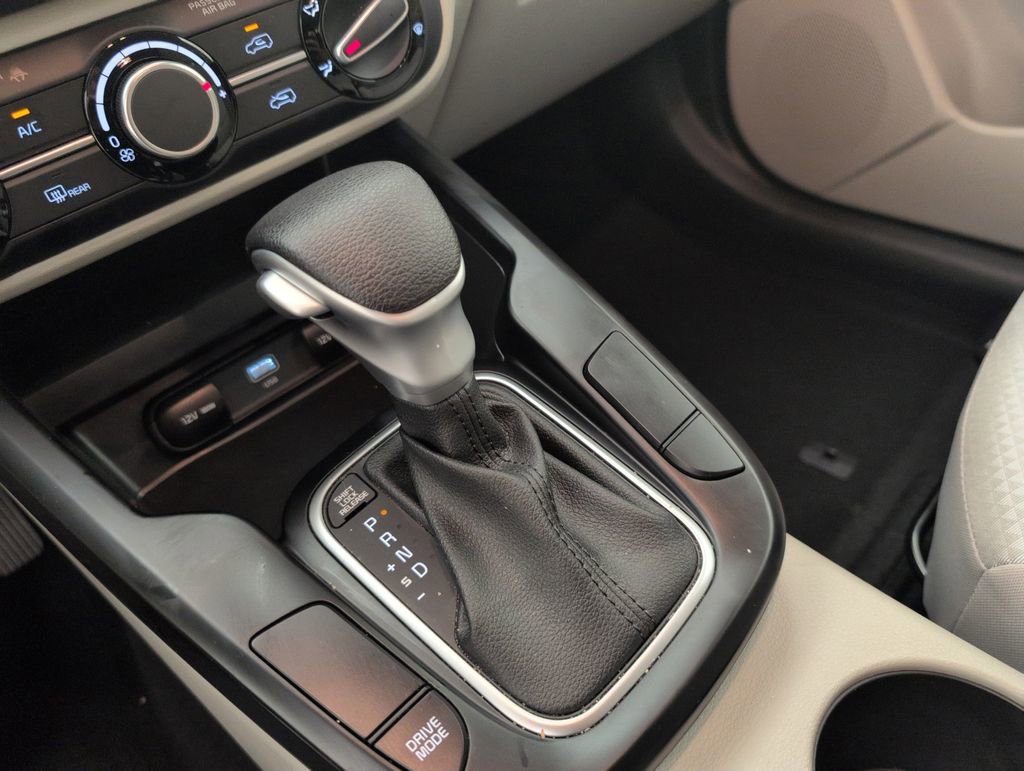 Used 2025 Kia Soul LX w/ LX Technology Package FWD image 28
