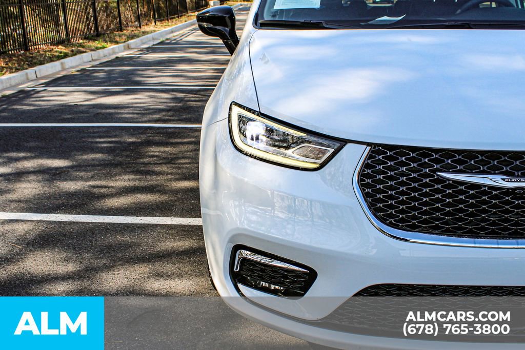 Used 2024 Chrysler Pacifica Touring-L image 12