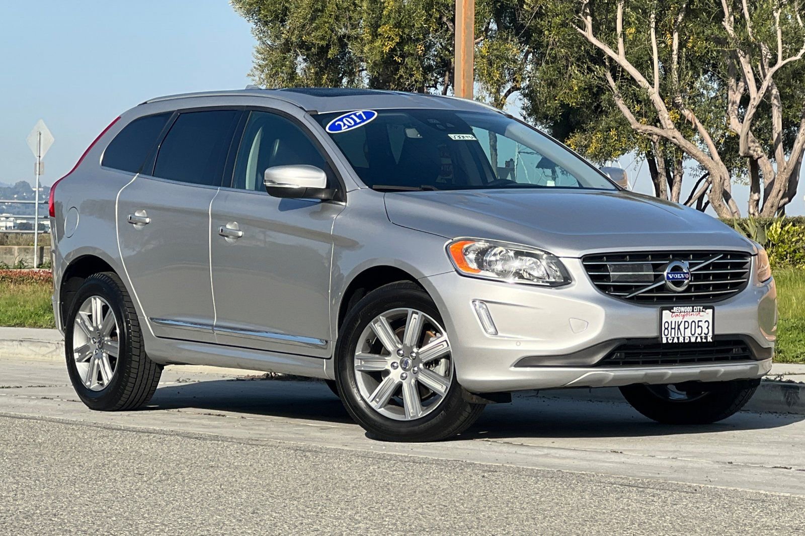 Used 2017 Volvo XC60 T5 Inscription w/ Advanced Package image 2