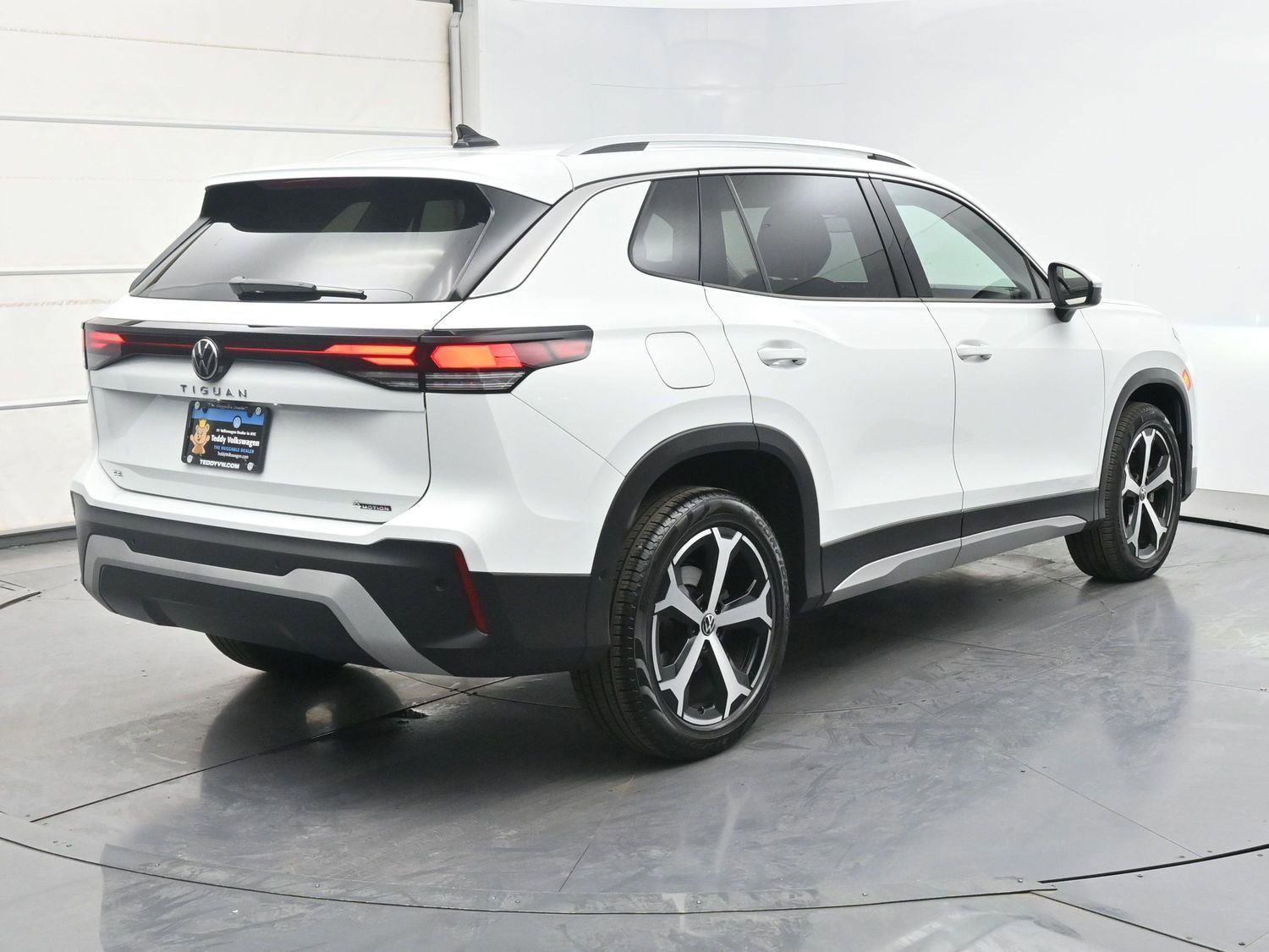 Used 2025 Volkswagen Tiguan SE AWD/4WD image 25