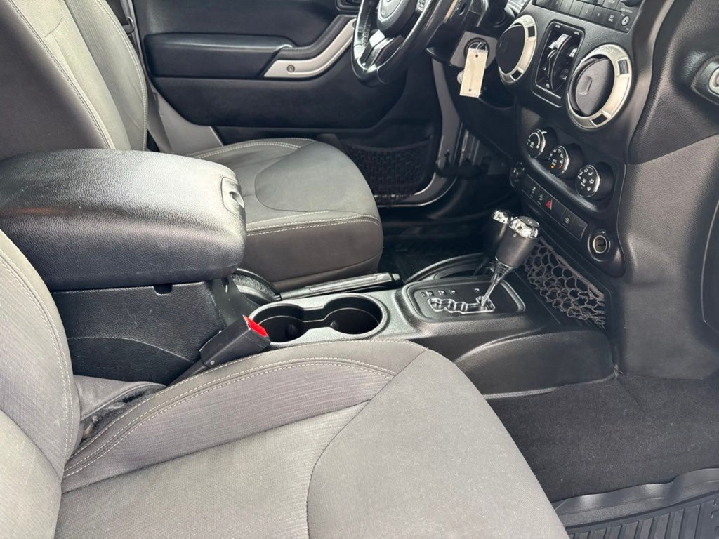 Used 2018 Jeep Wrangler Unlimited Sahara w/ Connectivity Group AWD/4WD image 32