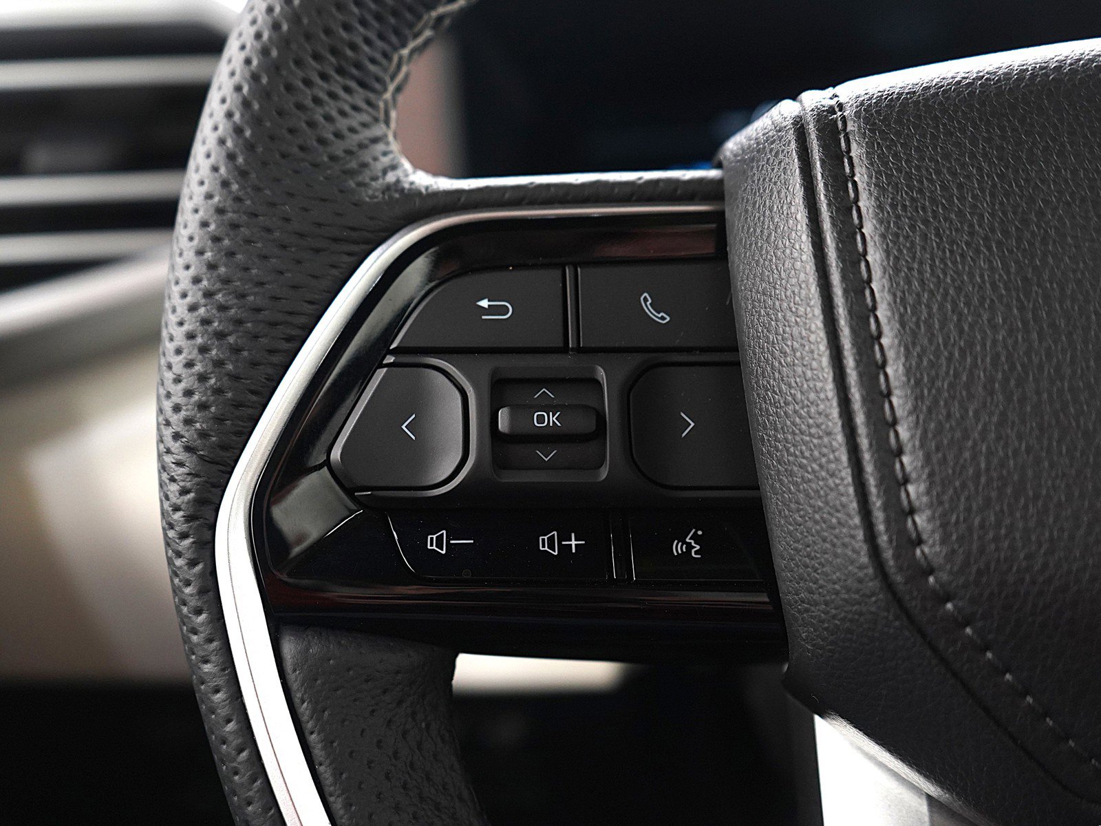 Used 2025 Toyota Sequoia Capstone image 32