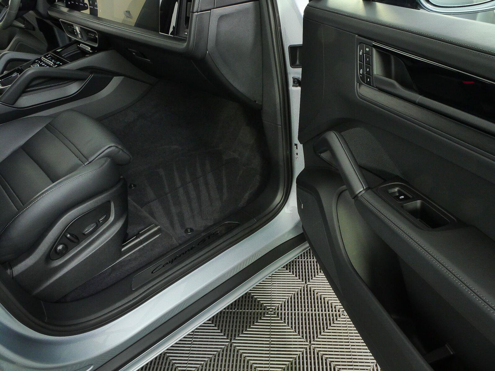 Certified 2025 Porsche Cayenne GTS AWD/4WD image 24