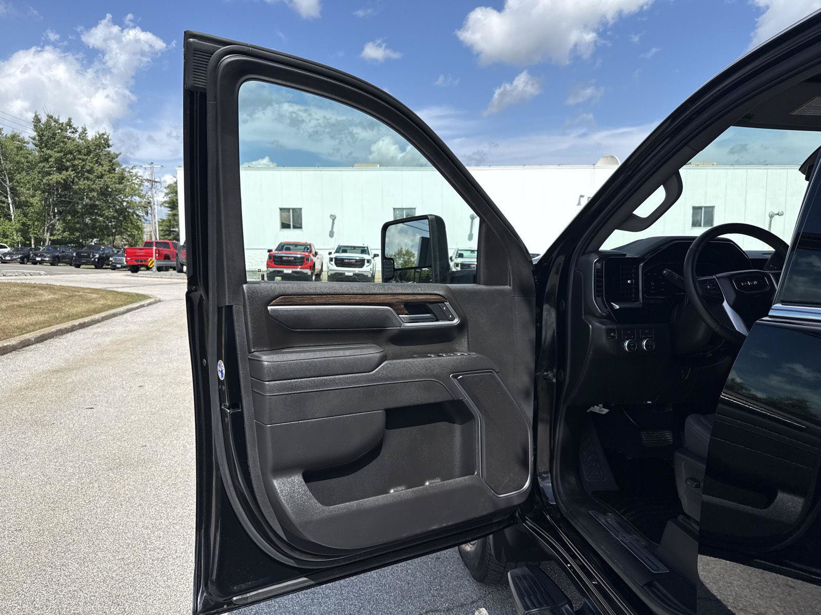 Used 2026 GMC Sierra 2500 SLE w/ SLE Value Package; AWD/4WD image 16