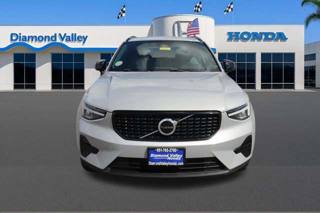 Used 2024 Volvo XC40 B5 Core image 2