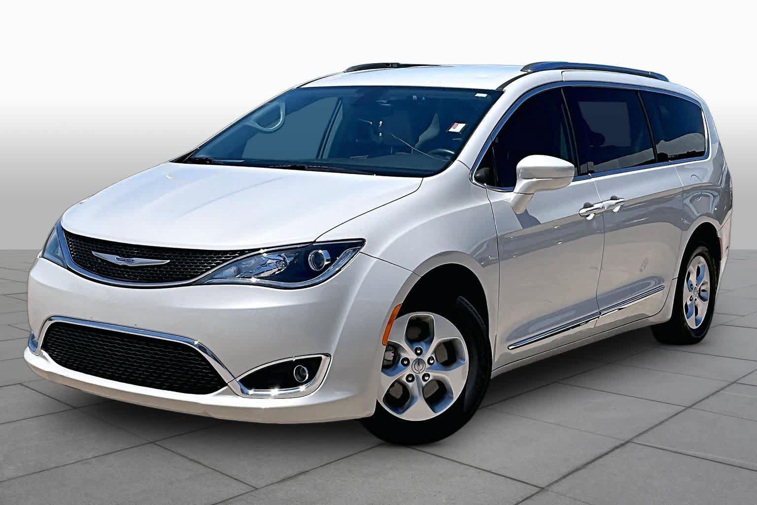 Used 2017 Chrysler Pacifica Touring-L Plus FWD image 2