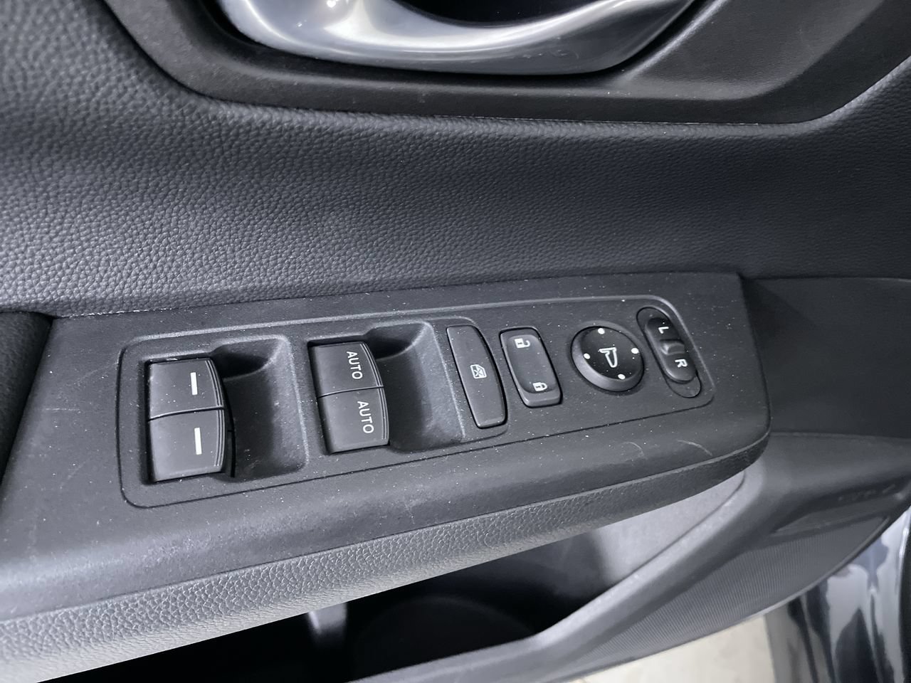 Used 2025 Honda CR-V Sport image 11