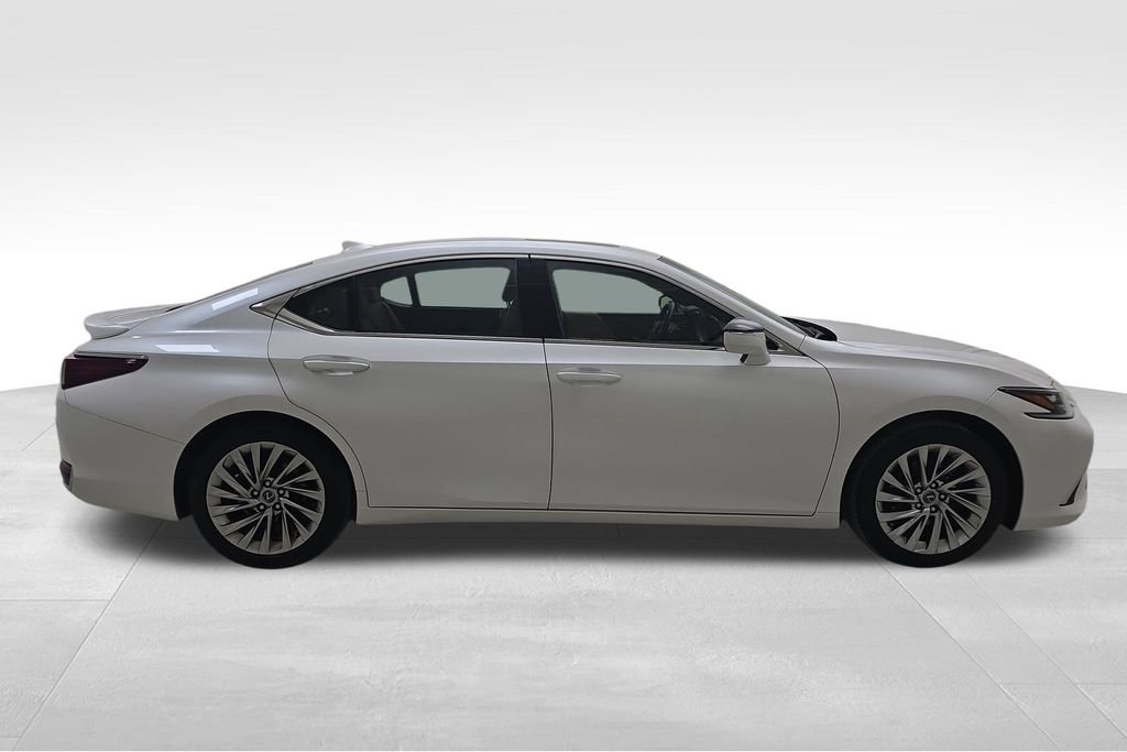 Used 2023 Lexus ES 300h Ultra Luxury image 10
