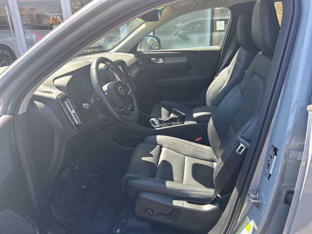 Certified 2025 Volvo XC40 B5 Plus AWD/4WD image 17