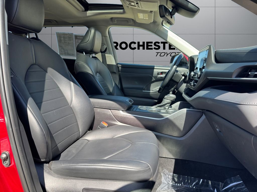 Used 2021 Toyota Highlander XLE AWD/4WD image 17