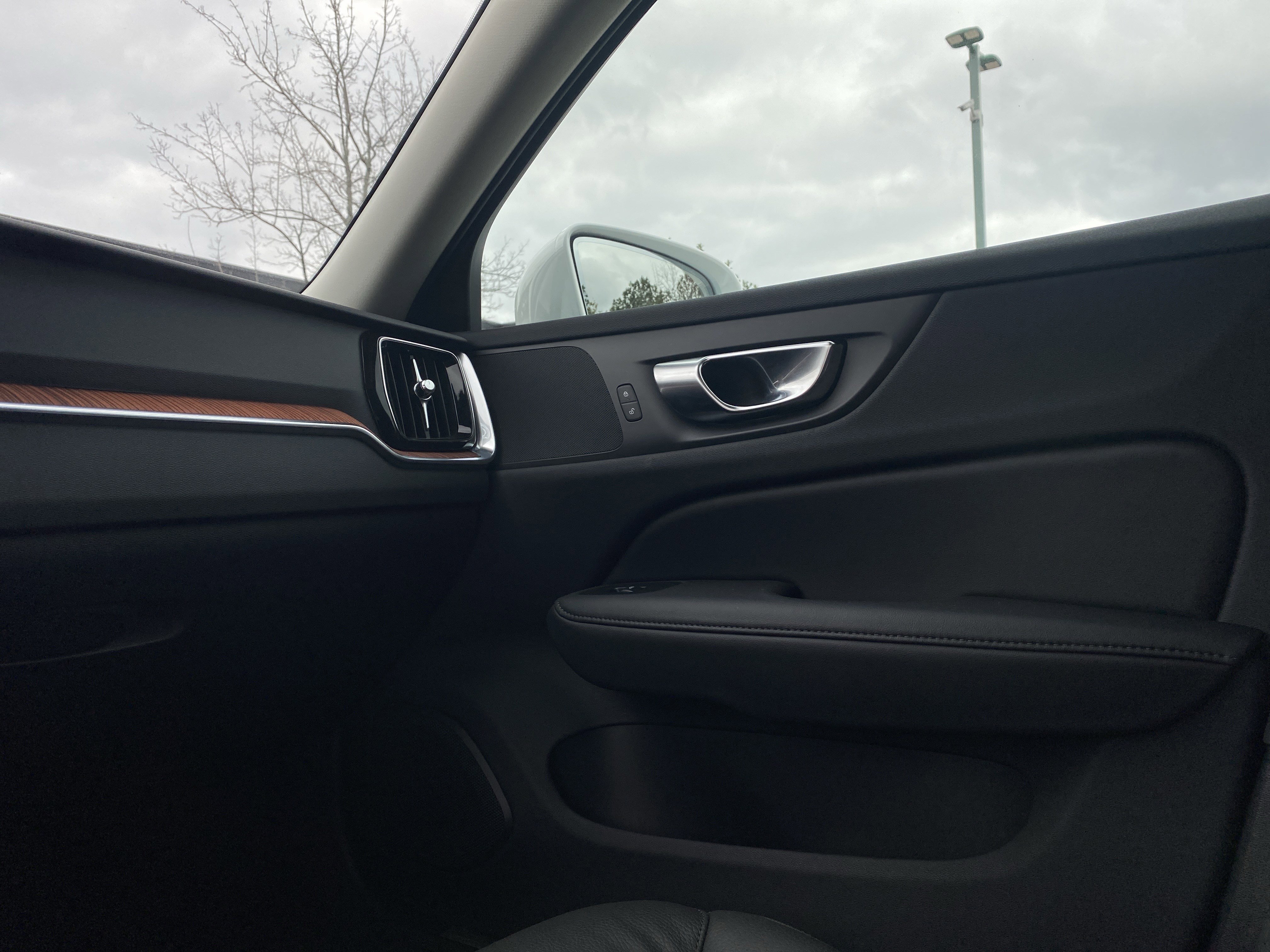 Used 2025 Volvo V60 B5 Cross Country Plus image 29