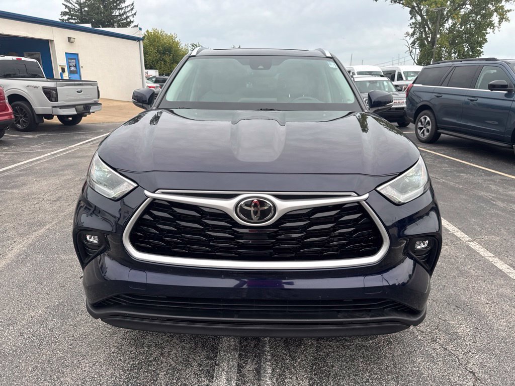Used 2021 Toyota Highlander XLE AWD/4WD image 9