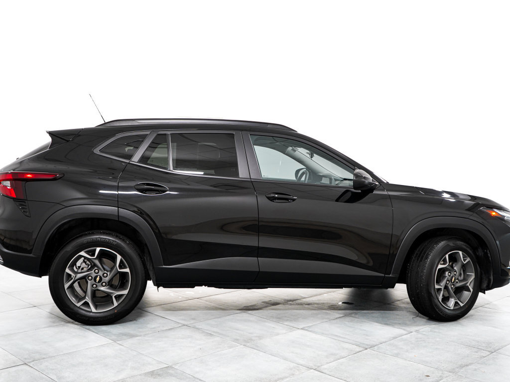 Used 2024 Chevrolet Trax LT w/ Sunroof Package FWD image 7
