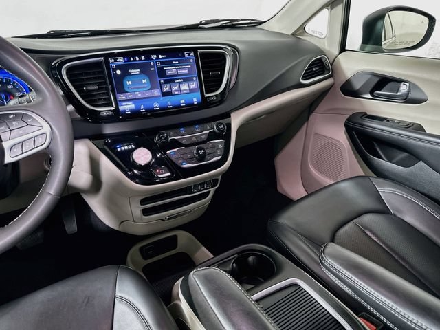 Used 2023 Chrysler Pacifica Touring-L FWD image 23