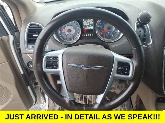 Used 2014 Chrysler Town & Country Touring-L w/ Driver Convenience Group image 18