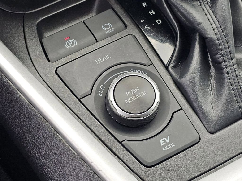 Used 2024 Toyota RAV4 LE AWD/4WD image 9