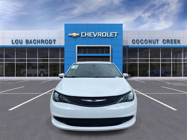 Used 2021 Chrysler Voyager L image 3