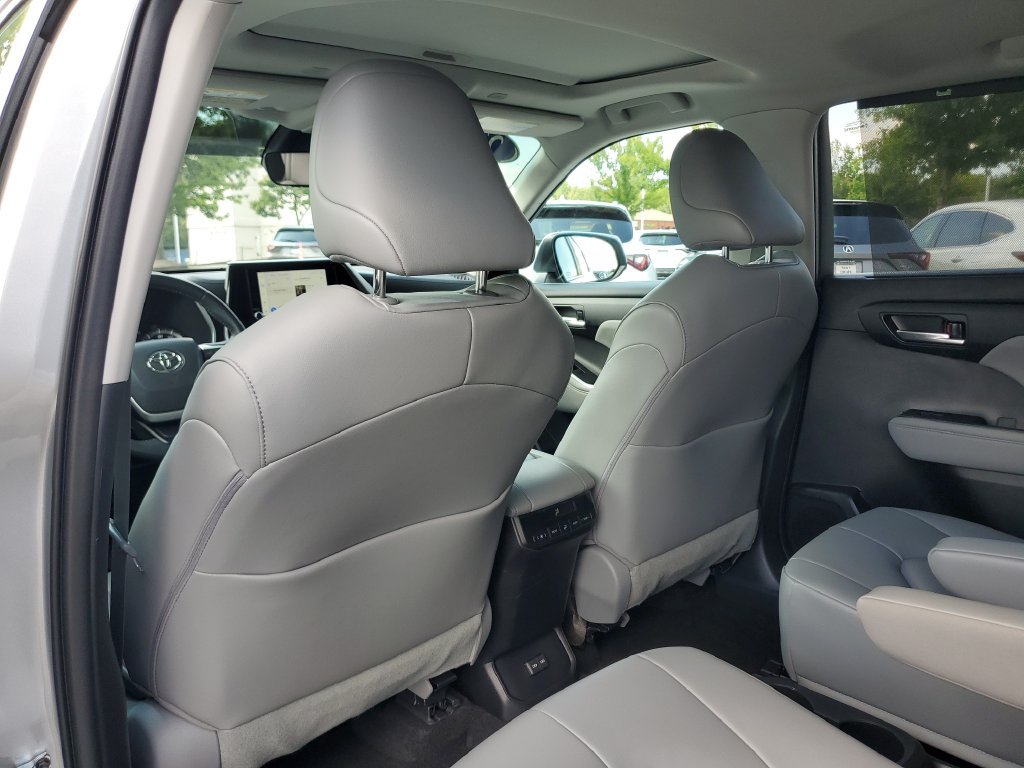 Used 2023 Toyota Highlander XLE FWD image 13