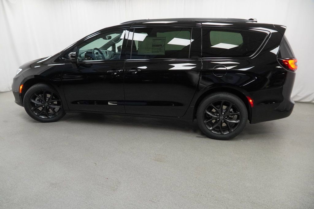 New 2026 Chrysler Pacifica Limited w/ S Appearance Package image 14