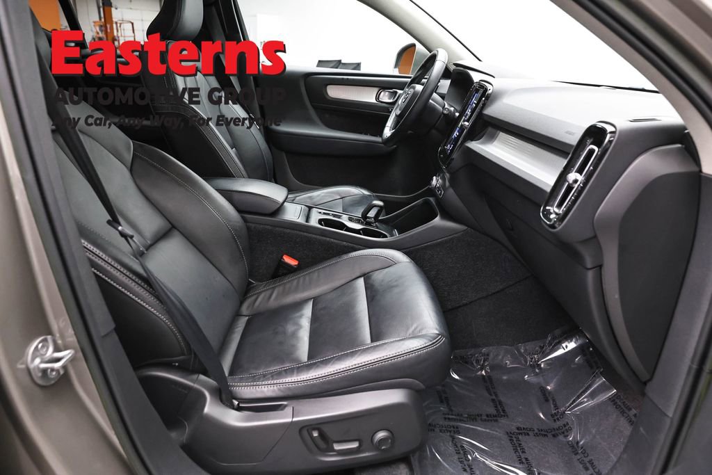 Used 2022 Volvo XC40 T4 Momentum FWD image 25