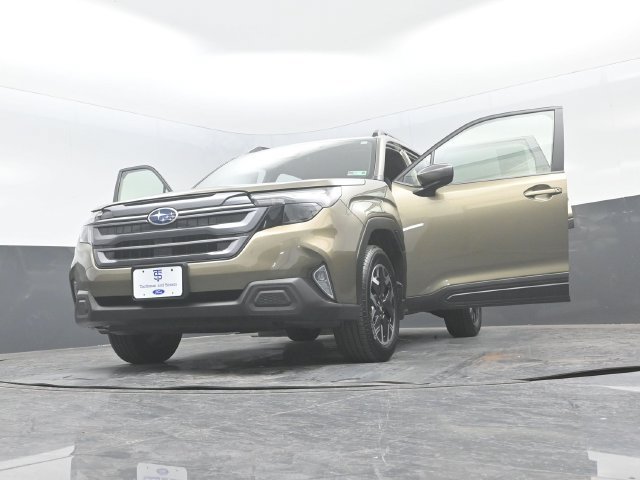 Used 2025 Subaru Forester Premium AWD/4WD image 33