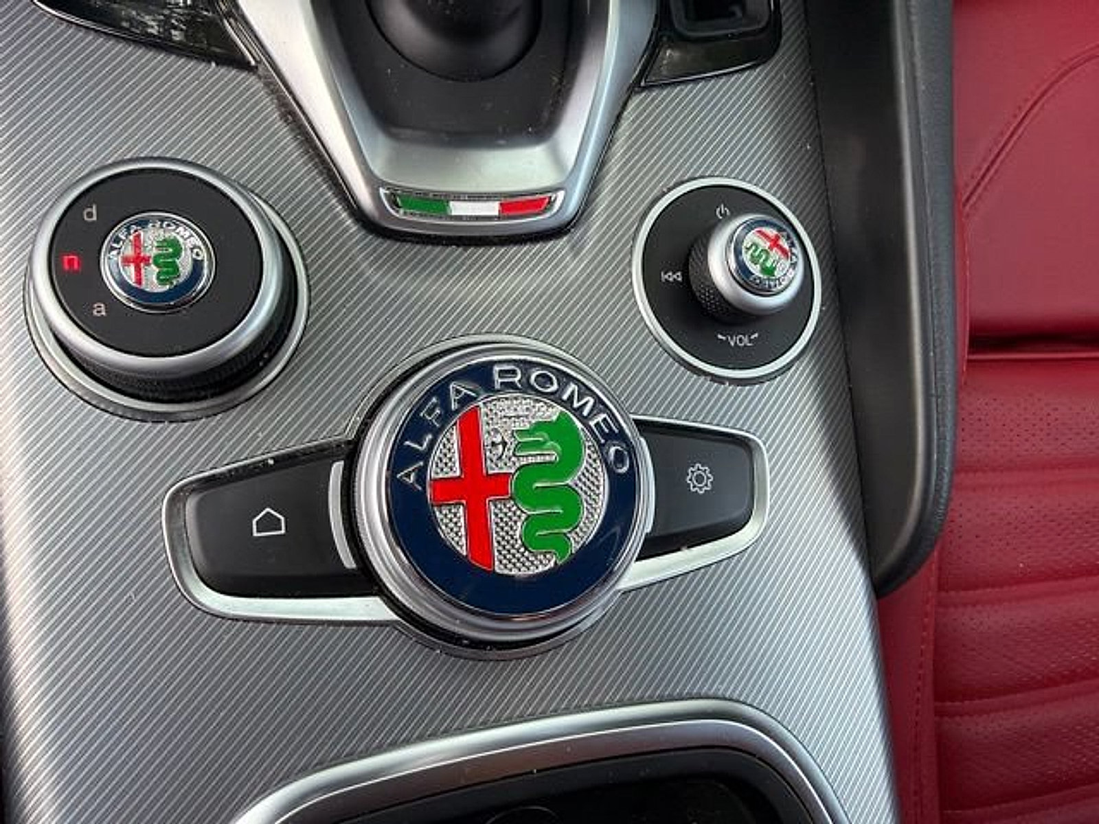 Used 2025 Alfa Romeo Giulia AWD w/ Veloce Package AWD image 23