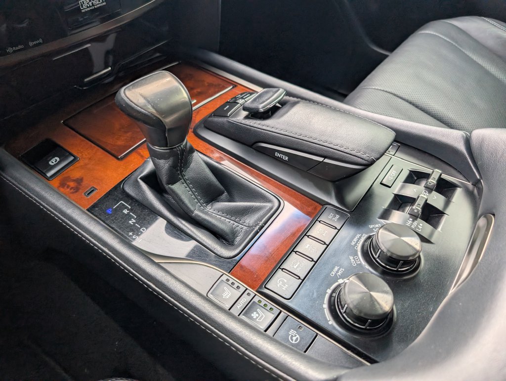 Used 2020 Lexus LX 570 4WD w/ Luxury Package image 29