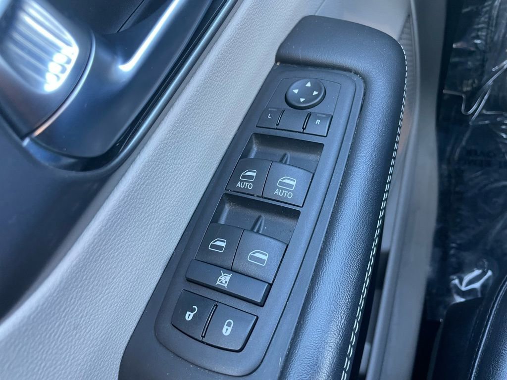 Used 2024 Chrysler Pacifica Select image 26