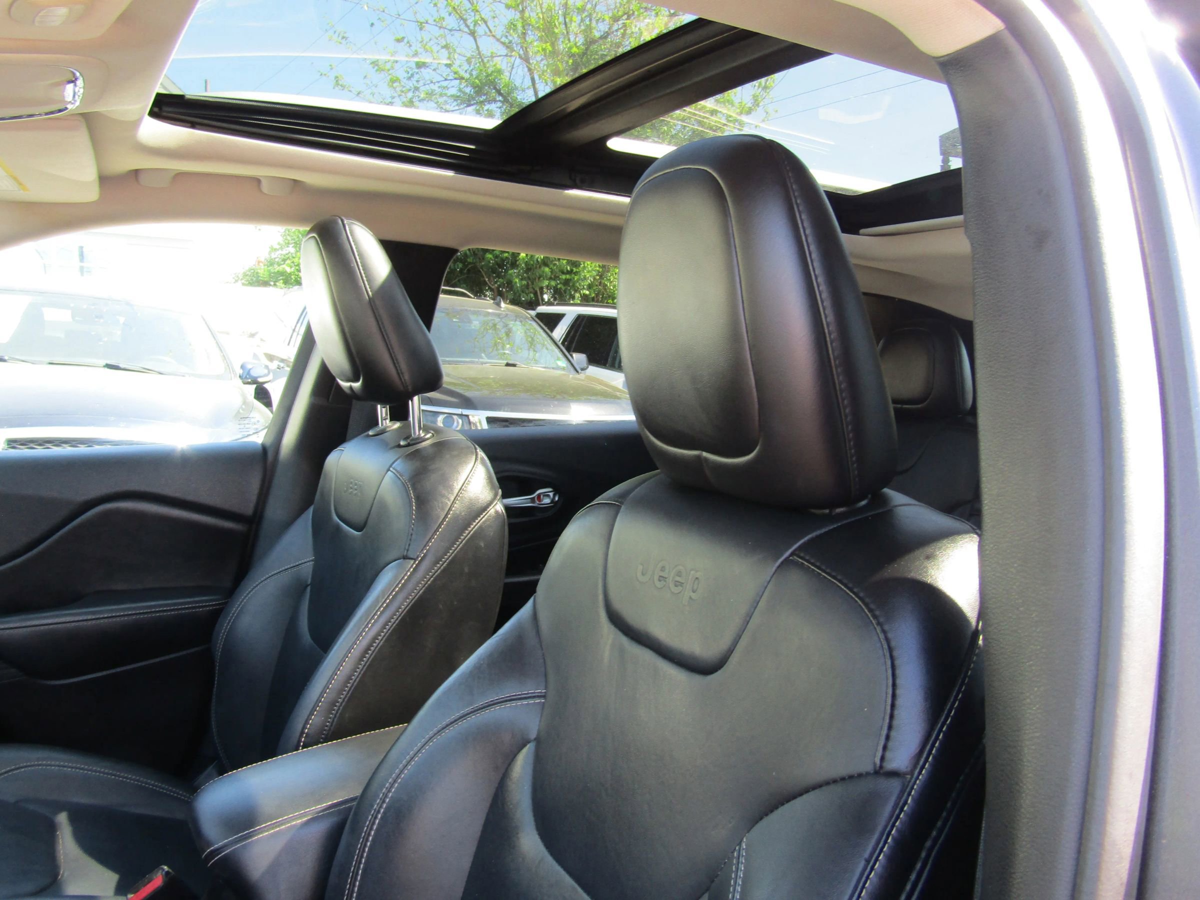 Used 2015 Jeep Cherokee Limited image 12