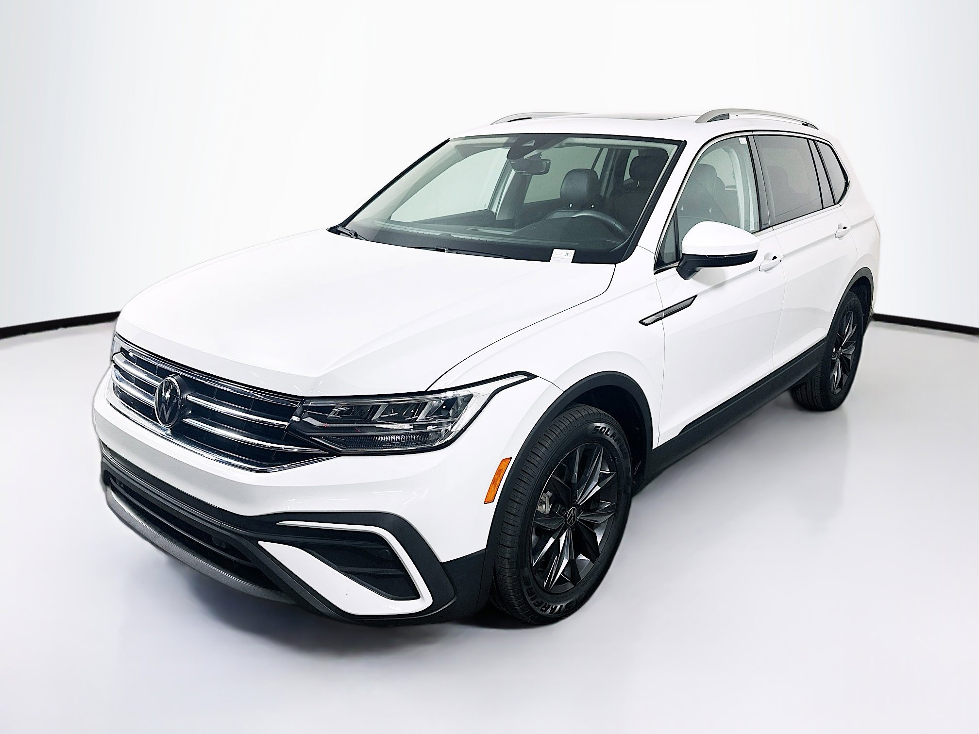Used 2022 Volkswagen Tiguan SE w/ Panoramic Sunroof Package image 3