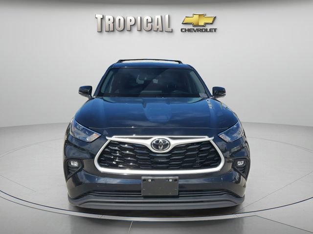 Used 2023 Toyota Highlander LE FWD image 2