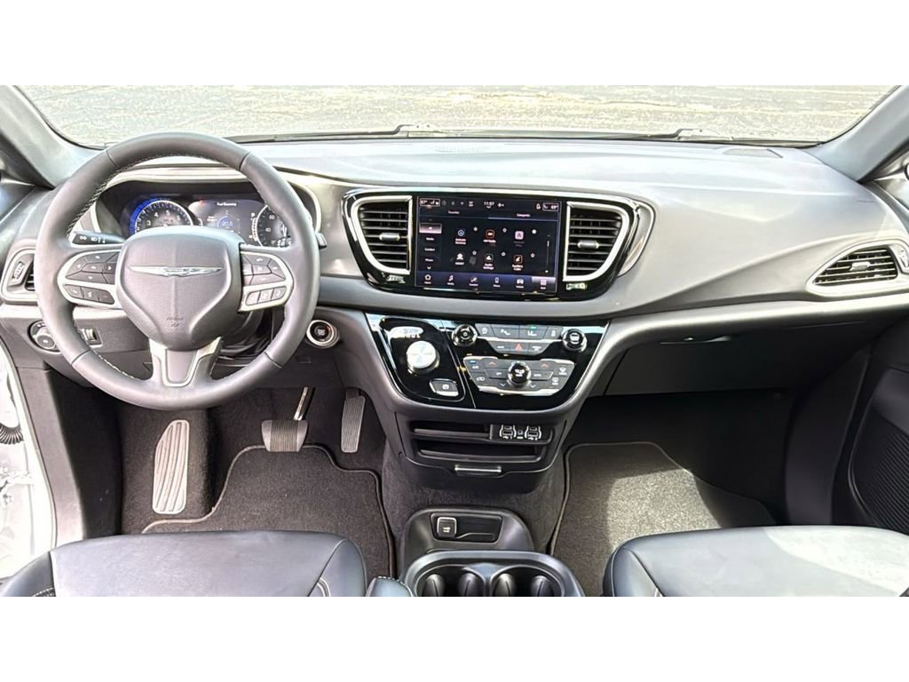 Used 2025 Chrysler Pacifica Select FWD image 31