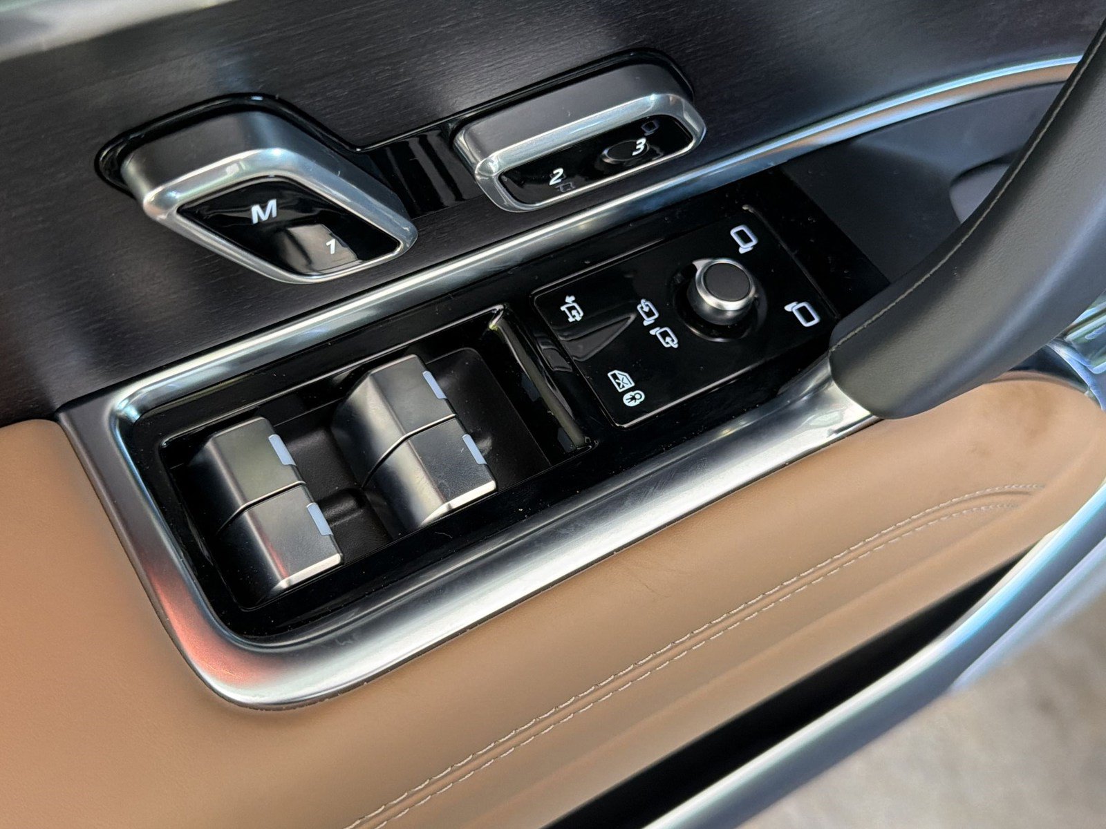 New 2026 Land Rover Range Rover SV AWD/4WD image 14
