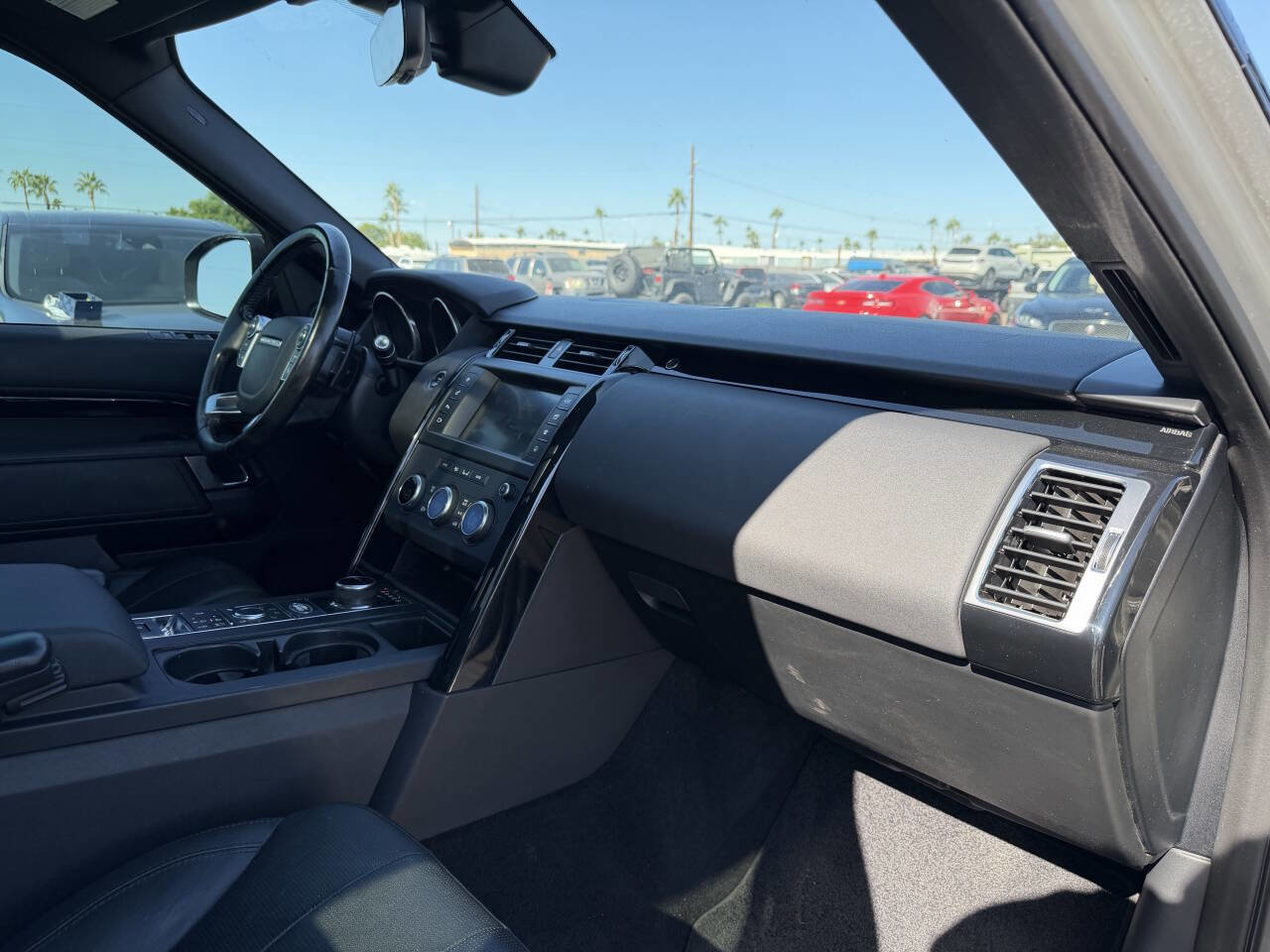 Used 2017 Land Rover Discovery SE image 31