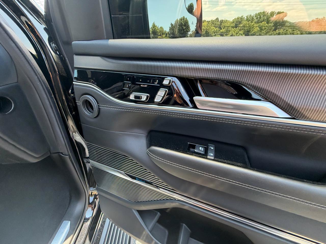 Used 2022 Jeep Grand Wagoneer Series II AWD/4WD image 48