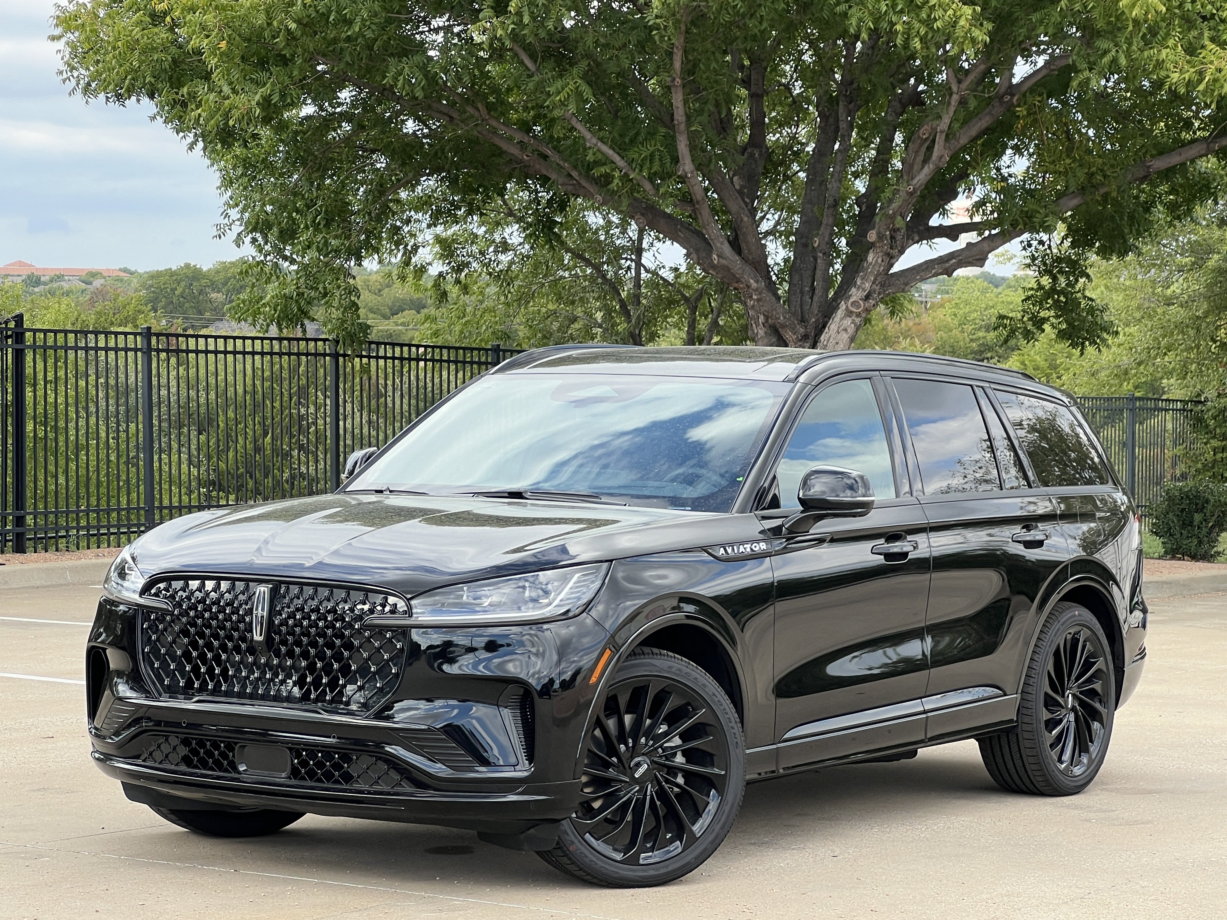 New 2026 Lincoln Aviator Reserve w/ Jet Appearance Package RWD image 2