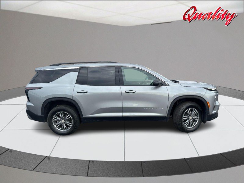 Used 2026 Chevrolet Traverse LT AWD/4WD image 2