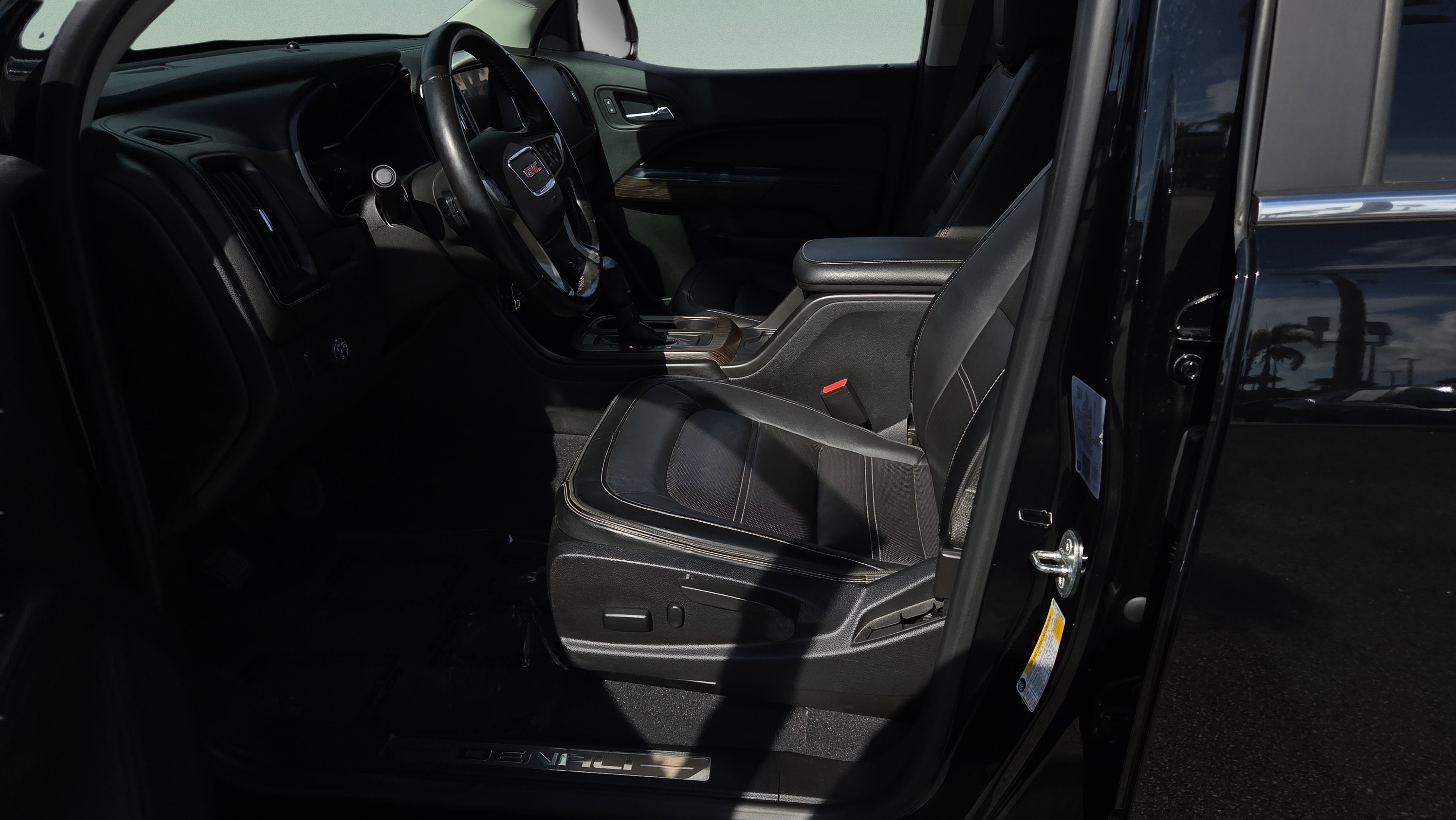 Used 2020 GMC Canyon Denali RWD image 9