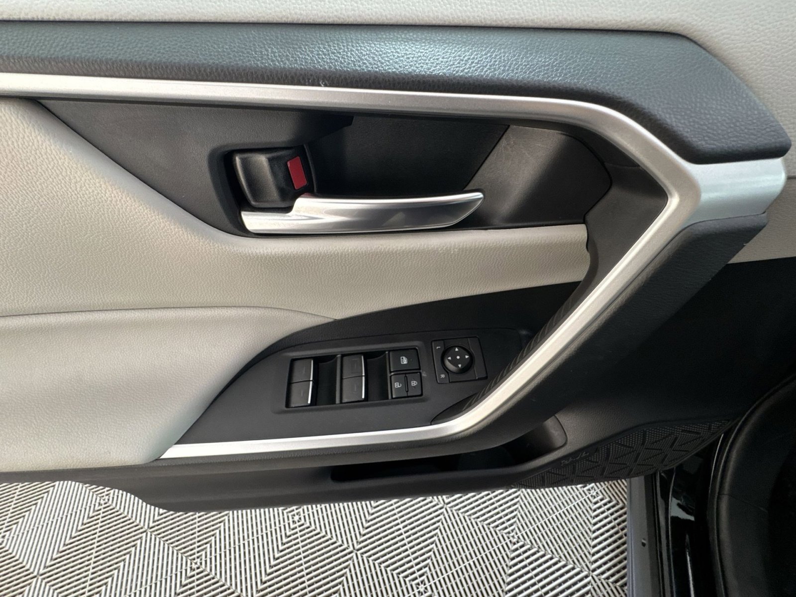 Used 2022 Toyota RAV4 XLE image 14