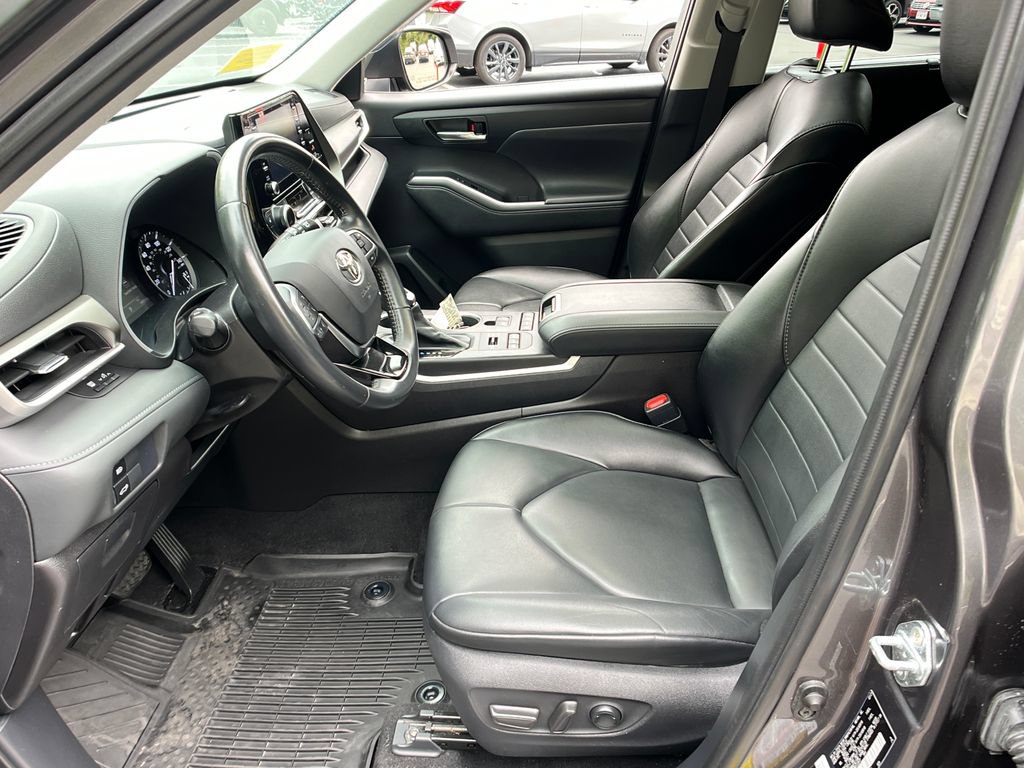 Used 2021 Toyota Highlander XLE AWD/4WD image 9
