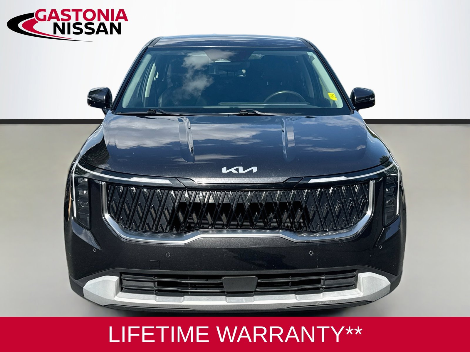 Used 2025 Kia Carnival FWD image 2