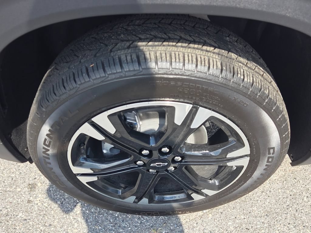 New 2027 Chevrolet Traverse LT w/ Sun and Wheel Package FWD image 3